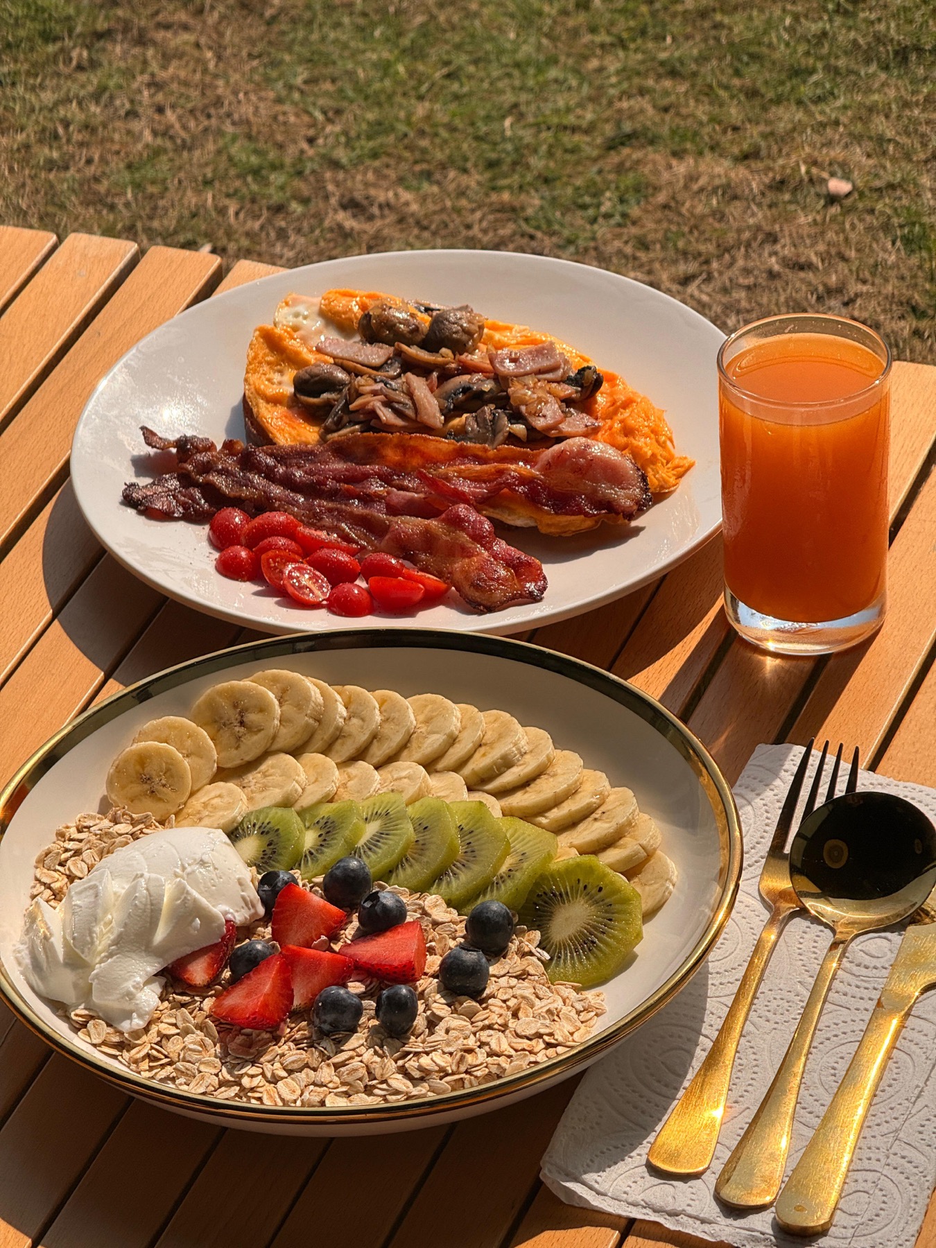 Breakfast plate — egg, bacon, toast, salad, fresh juice